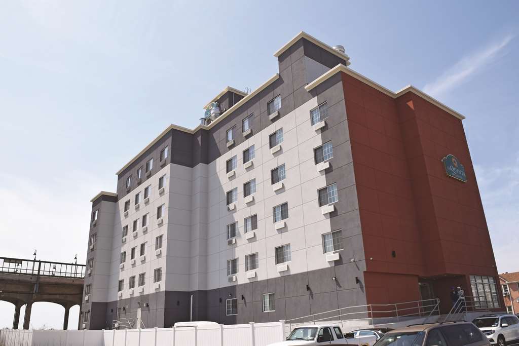 La Quinta Inn & Suites Far Rockaway - Beach Hotel New York Exterior photo