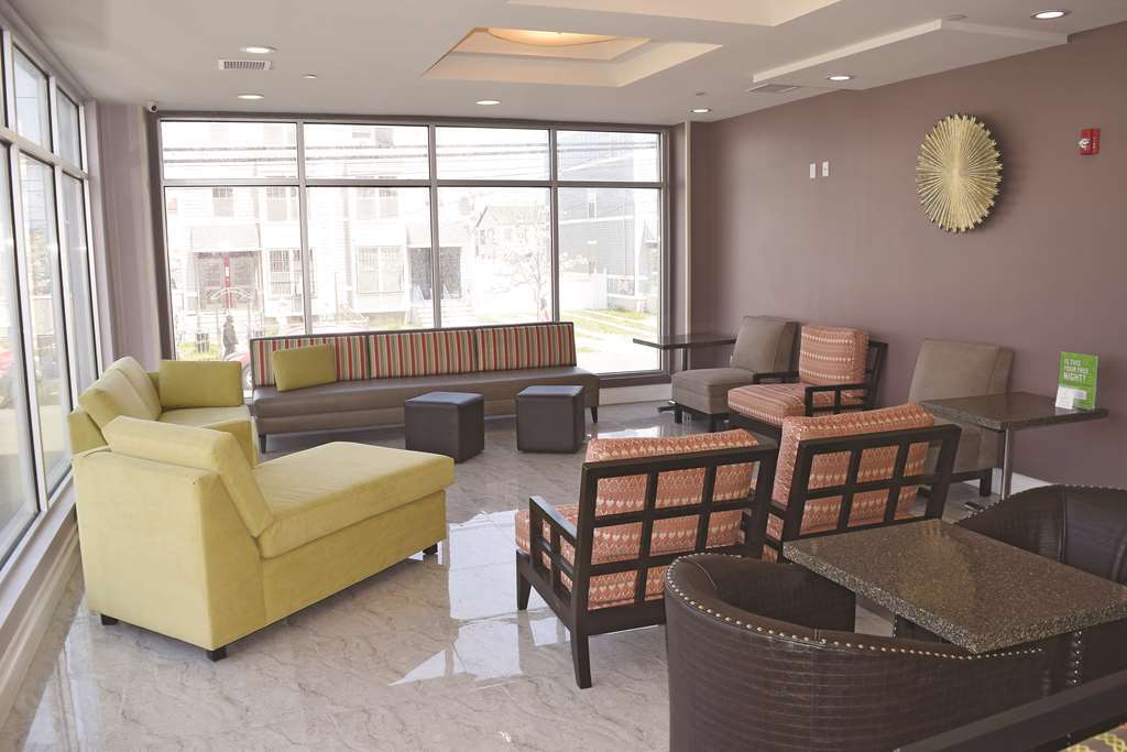 La Quinta Inn & Suites Far Rockaway - Beach Hotel New York Interior photo